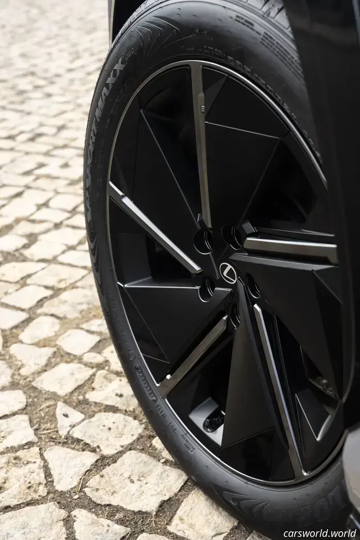 2026 Lexus RZ 550e Prima prova su strada: un veicolo elettrico elegante e sportivo che non può percorrere lunghe distanze