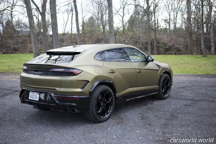 2025 Lamborghini Urus SE Recensione: Il Super SUV Unapologetically sciocco