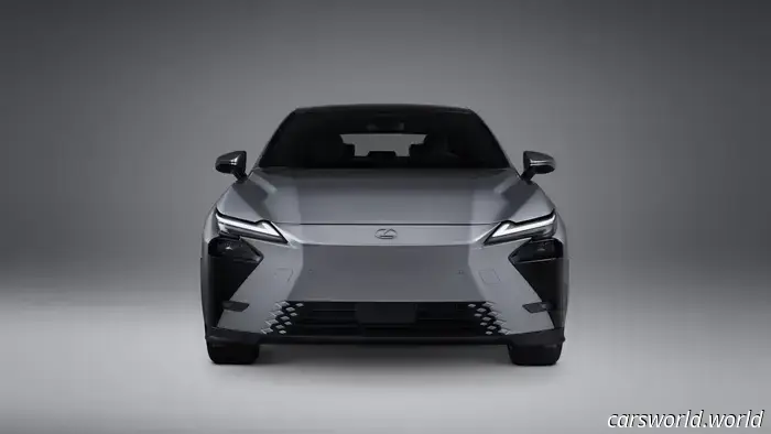 El Lexus ES 2026 Sigue vivo Con Más Baterías y Menos Interior