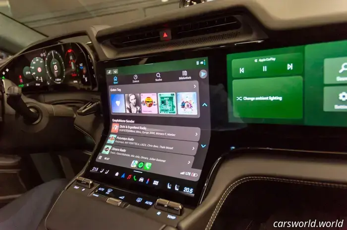 Come l'abitacolo della Porsche Cayenne Electric del 2026 fonde il passato analogico con il futuro dei touchscreen curvi