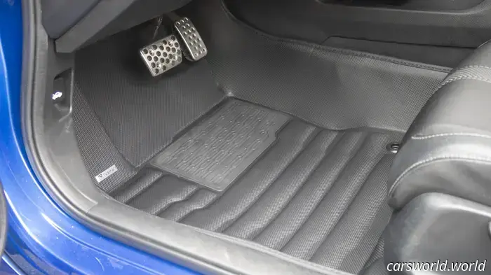 Автомобильные коврики TuxMat преобразили этот Honda Civic, придав ему вид представительского автомобиля.