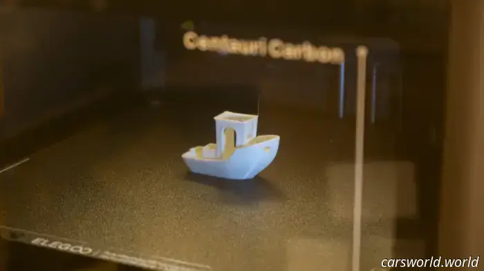 Ho appena acquistato questa stampante 3D da 300 dollari e sto già realizzando i pezzi per la mia auto.