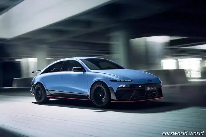 Boy-Racer Hyundai Ioniq 6 N è una berline EV con cambio a frizione e 641 CV