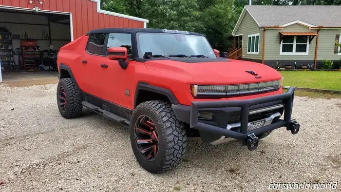 Едва управляемый, очень красный Apocalypse Hummer EV ищет Новый дом