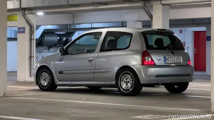 Este Feliz Renault Twingo Compite En las Famosas 24 Horas de Nurburgring