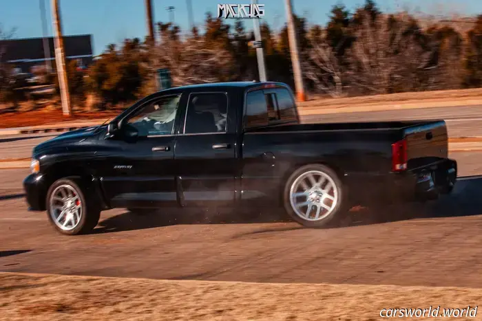 Dodge Ram SRT-10 pierde una rueda en un accidente de Cars and Coffee