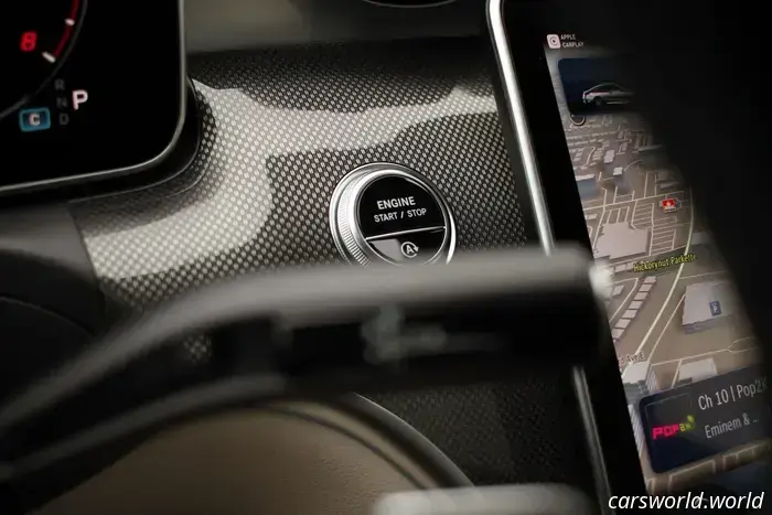 El Mercedes-Benz CLE300 Demuestra Que Las Pantallas No Son Un Lujo