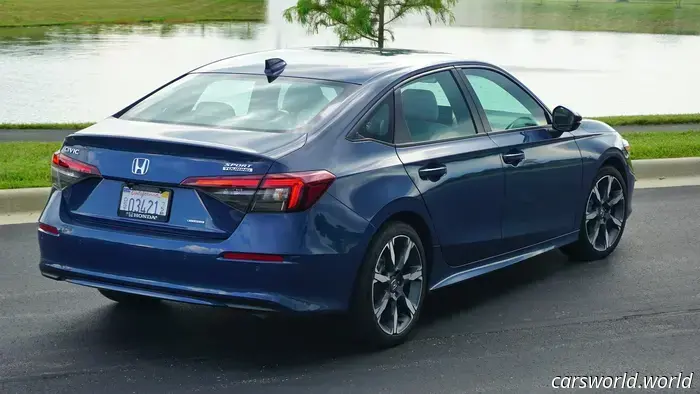 Я два месяца ездил на Honda Civic Hybrid 2025 года и с легкостью добился расхода 51 миль на галлон.