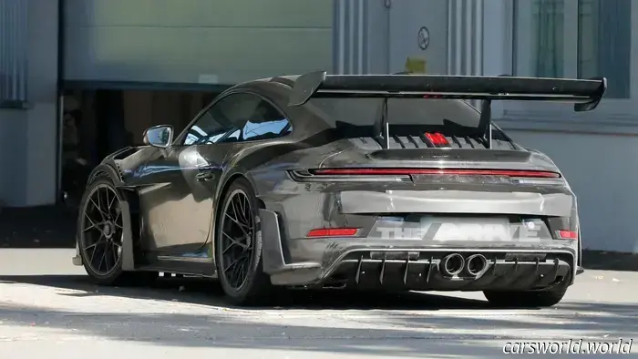 Una misteriosa Porsche 911 sovralimentata potrebbe essere la nuova GT3 RS o la rinata GT2