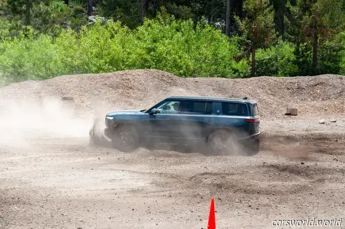 La mossa di Rivian: la sterzata a 360 gradi ridefinisce la rotazione a tazza in modo davvero utile