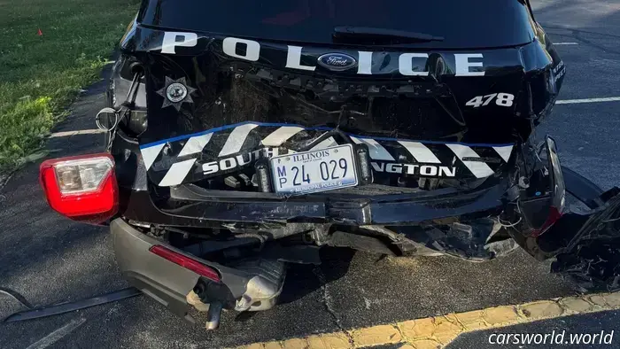 Conductor de Tesla dormido culpa al piloto automático por chocar por detrás contra un coche de policía