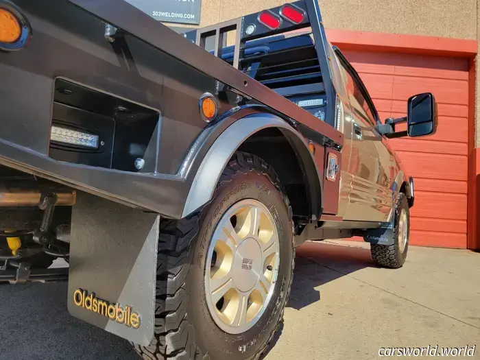La costruzione di questo camion da lavoro Oldsmobile Bravada a pianale ha richiesto 500 ore. Mostra