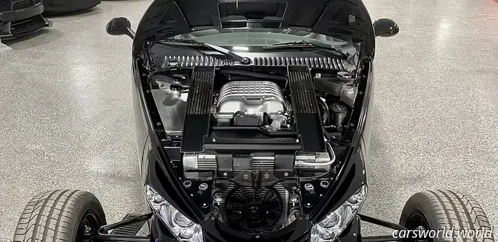 Questa officina ha trasformato la Plymouth Prowler in una Hellcat pronta all'uso.