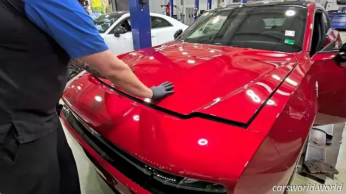 Golpear el capó del Dodge Charger Daytona EV Podría Romperlo