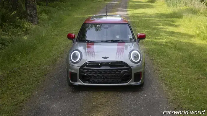 Обзор Mini Cooper JCW 2025: плюсы и минусы — приятно водить, раздражает жить с этим