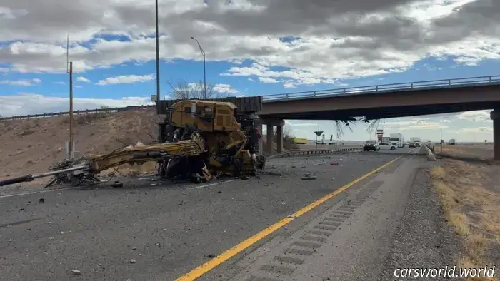 Escavatore su rimorchio decima cavalcavia autostrada a velocità interstatali