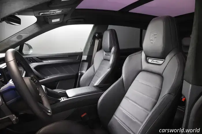 La Porsche Cayenne Electric 2026 è un veicolo elettrico da 111.000 dollari che può ricaricarsi senza fili