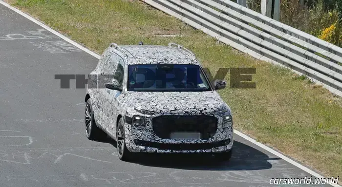 La largamente retrasada Audi SQ9 2027 fue avistada con un diseño híbrido