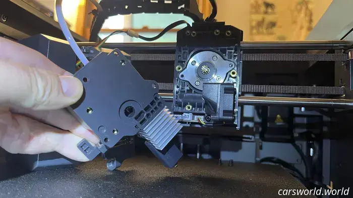 Ho appena acquistato questa stampante 3D da 300 dollari e sto già realizzando i pezzi per la mia auto.