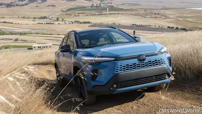 2026 Toyota Corolla Cross — Prima prova su strada: scegli l'ibrido