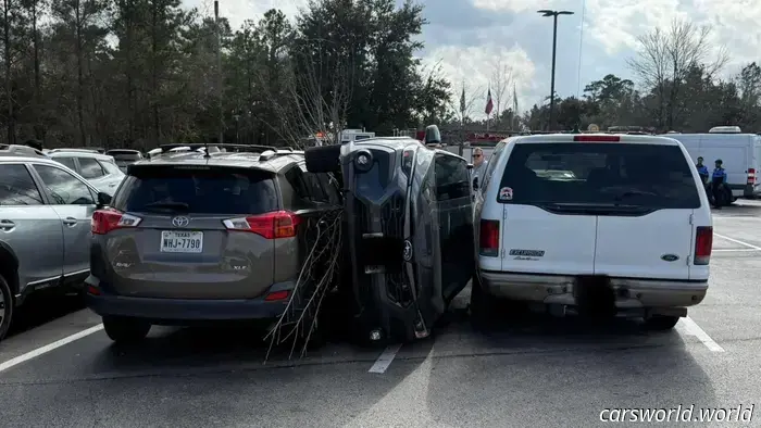 Un conductor 'pierde el control' al aparcar y encaja su Subaru de lado entre dos coches