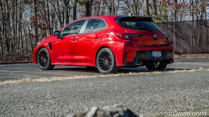 Prueba automática vs. manual del Toyota GR Corolla 2025: ¿Sigue siendo bueno Sin un palo?