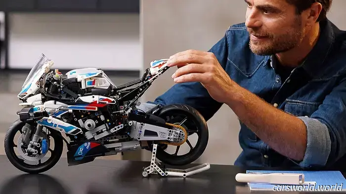 Этот огромный набор LEGO BMW Moto в масштабе 1:5 сейчас продаётся со скидкой 50 долларов.