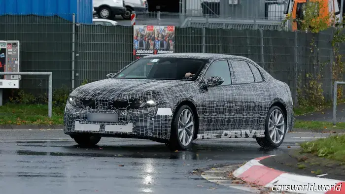 Заметьте едва заметные различия между BMW 3 серии 2027 года с ДВС и i3 EV: шпионские снимки