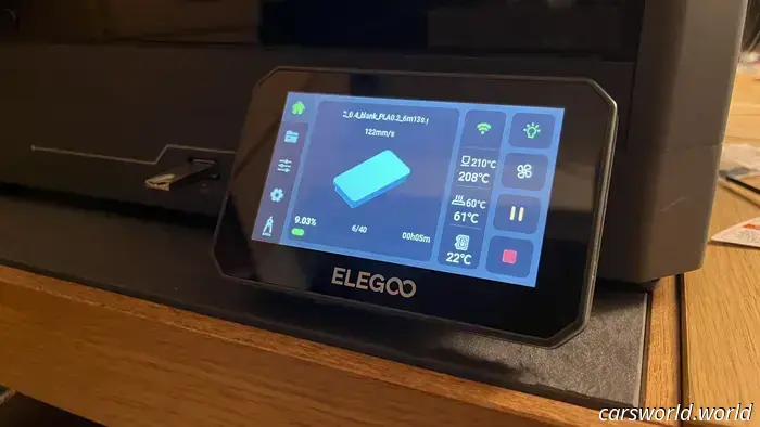 Ho appena acquistato questa stampante 3D da 300 dollari e sto già realizzando i pezzi per la mia auto.