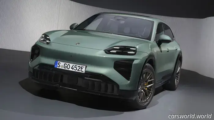 La Porsche Cayenne Electric 2026 è un veicolo elettrico da 111.000 dollari che può ricaricarsi senza fili