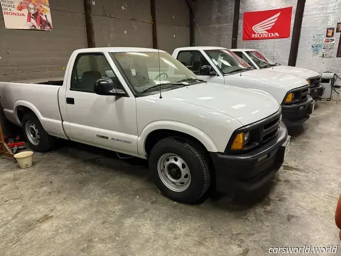 Se Suponía Que Estas Camionetas Eléctricas Chevy S-10 De 1998 Debían Ser Destruidas. Este Tipo Salvó Tres