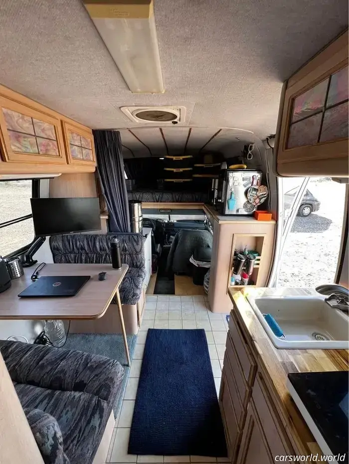 Questo gigantesco camper Ford a sei ruote ha vissuto a Tokyo per anni e viene ancora guidato