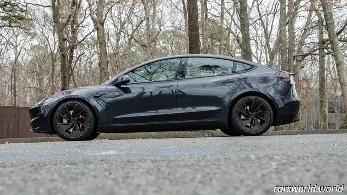 Revisión del rendimiento del Tesla Model 3 2025: Rápido como el Infierno, pero No un Automóvil de Conductor