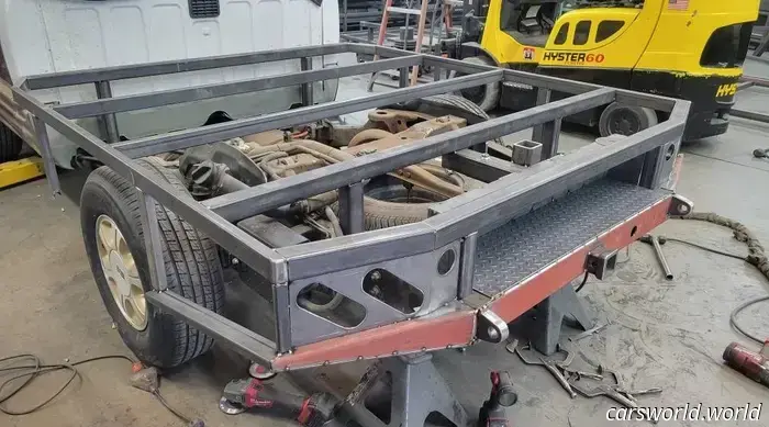 La costruzione di questo camion da lavoro Oldsmobile Bravada a pianale ha richiesto 500 ore. Mostra