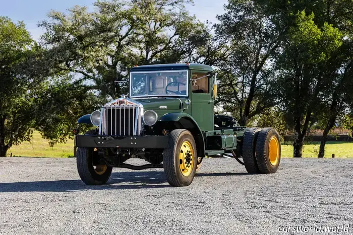 Questa incredibile collezione di rari autocarri da lavoro antichi andrà all'asta