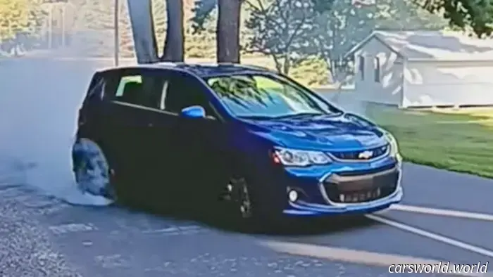 Nunca sabrías que este Chevy Sonic tiene un V8 hasta que giras la llave.
