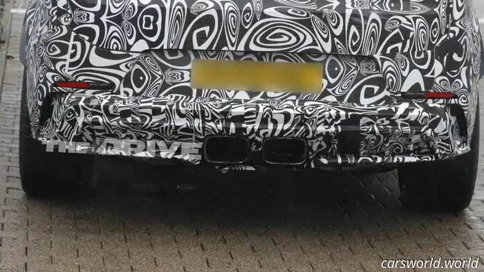 Range Rover Sport SV 2027 recibe escape central al estilo Porsche: fotos espía