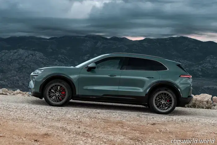 La Porsche Cayenne Electric 2026 è un veicolo elettrico da 111.000 dollari che può ricaricarsi senza fili
