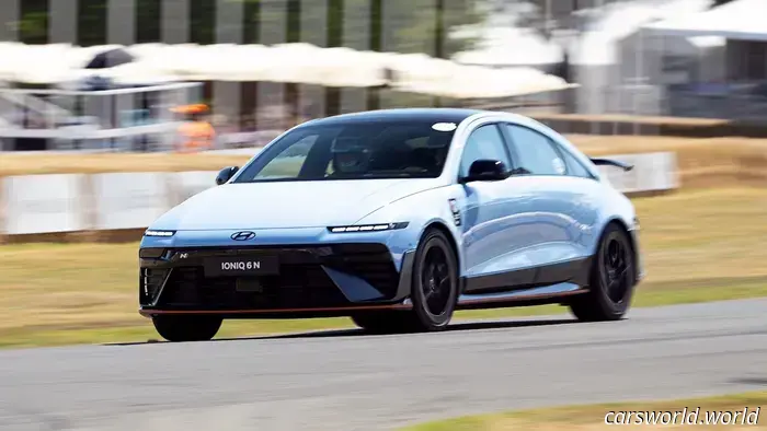 То, как этот Hyundai Ioniq 6 N несётся по треку, может заставить вас подумать, что это не электромобиль.
