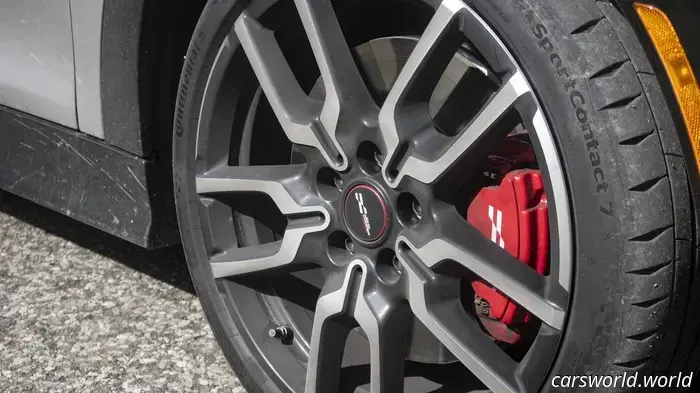 Обзор Mini Cooper JCW 2025: плюсы и минусы — приятно водить, раздражает жить с этим
