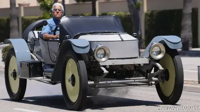 28 foto commoventi di Jay Leno mentre fa un giro con le sue tantissime auto