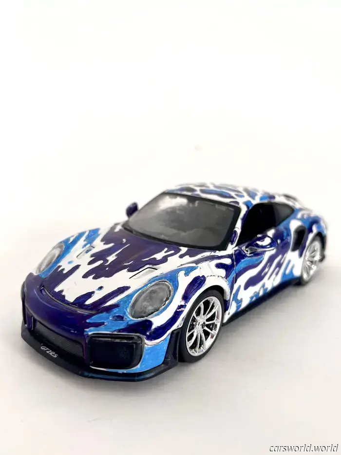 Come e perché questa Porsche Cayman indossa un rivestimento in moquette