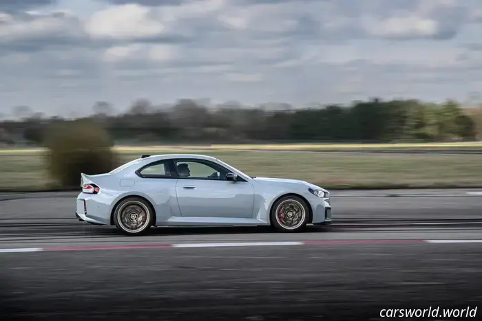 2026 BMW M2 CS è 100 libbre più leggero e aggiunge 50 CV ma perde il manuale