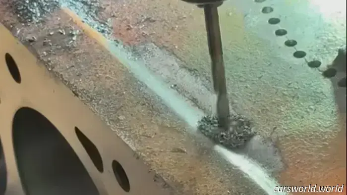 Observe a los Maquinistas Unir un Bloque de Motor Agrietado Sin una Sola Soldadura