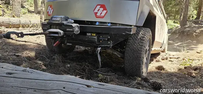 Un Tesla Cybertruck averiado está atascado en el Rubicon Trail ahora mismo.