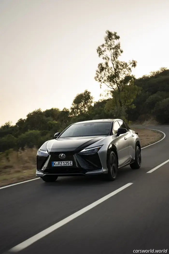 2026 Lexus RZ 550e Prima prova su strada: un veicolo elettrico elegante e sportivo che non può percorrere lunghe distanze