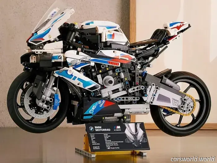 Этот огромный набор LEGO BMW Moto в масштабе 1:5 сейчас продаётся со скидкой 50 долларов.