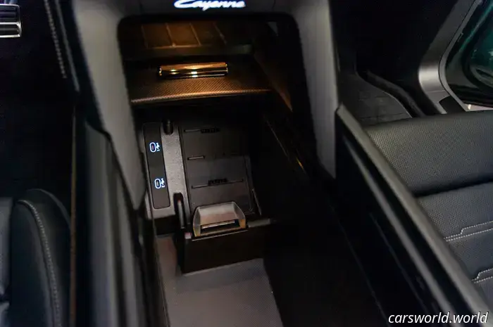 Come l'abitacolo della Porsche Cayenne Electric del 2026 fonde il passato analogico con il futuro dei touchscreen curvi