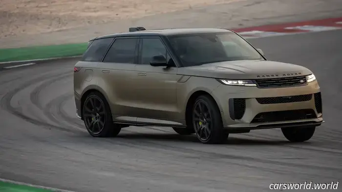 Range Rover Sport SV 2027 recibe escape central al estilo Porsche: fotos espía