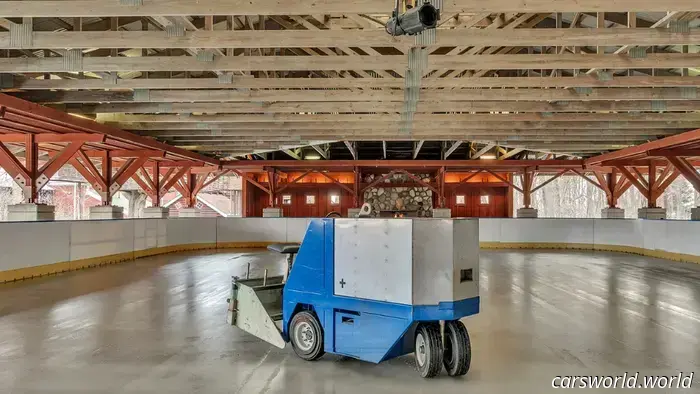 Questa villa da 8,7 milioni di dollari in vendita viene fornita con il proprio autolavaggio Drive-Thru